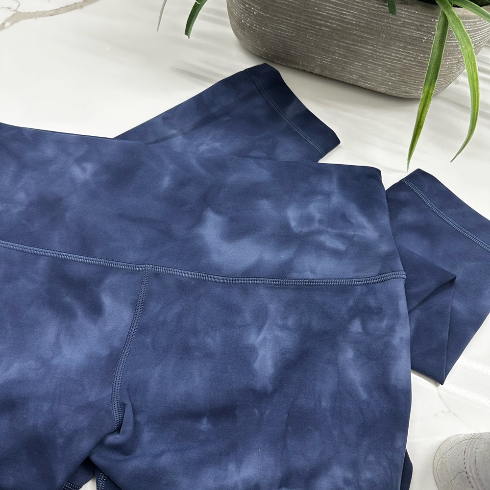 FREE SHIPPING

Lululemon Blue diamond tie-Dye Leggings 25’